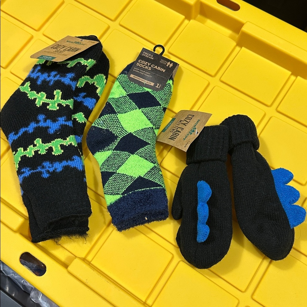 Bundle of 3 Boy Cozy Cabin Youth‎ Gripper Socks and Gloves Thick Warm Gift
